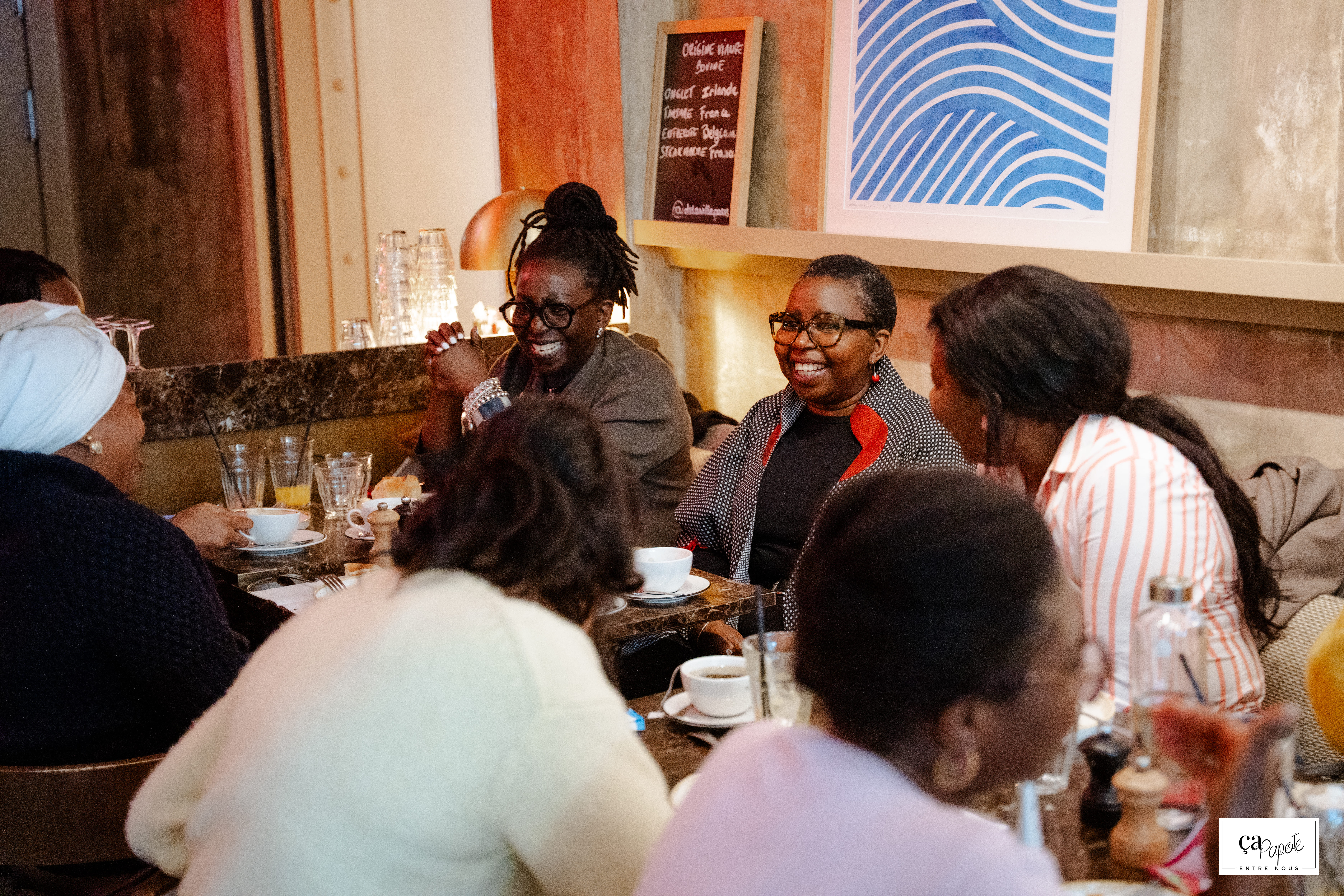 Femmes partageant ensemble